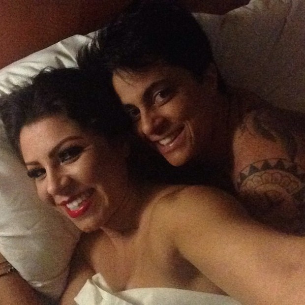 Thammy Miranda e a namorada, Andressa Ferreira, dormem de conchinha (Foto: Instagram/ Reprodução)