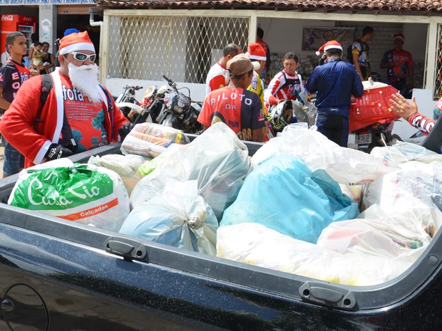O grupo de amigos conseguiu arrecadar brinquedos e alimentos para distribuir em comunidades do Litoral Sul da Paraíba. Essa foi a primeira vez que eles saíram para Trilha do Papai Noel. (Foto: Walter Paparazzo/G1)