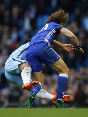 Agüero dá entrada forte em David Luiz (Foto: Reuters)