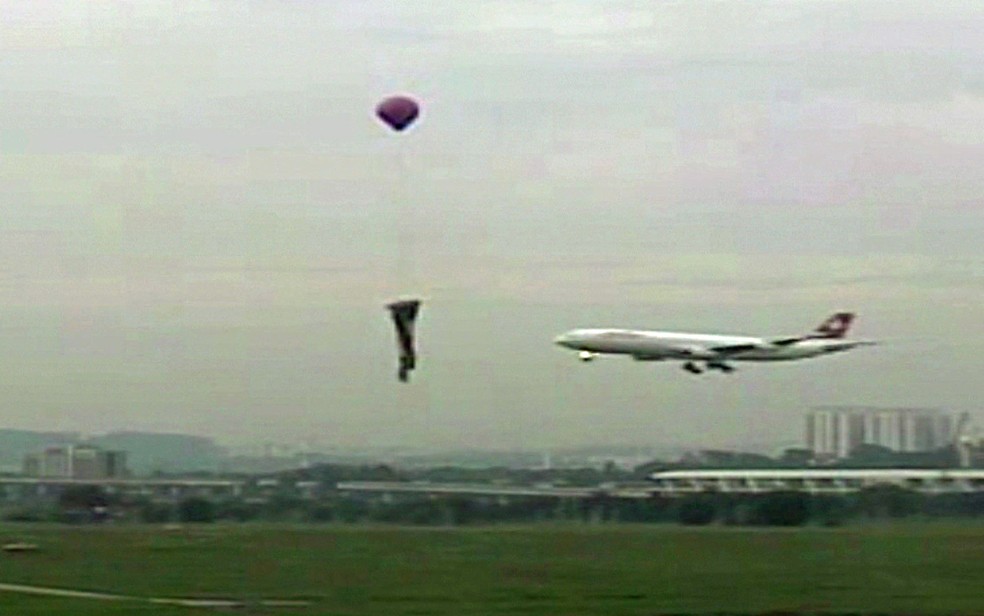 Avião passou bem próximo a balão ao pousar no Aeroporto de Guarulhos (Foto: TV Globo/Reprodução)