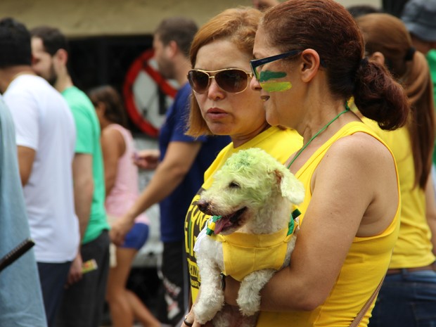 Grupos levaram animais domésticos para o protesto (Foto: Luis Henrique Oliveira/G1 AM)