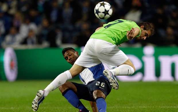 alex sandro sanchez malaga x porto (Foto: AP)