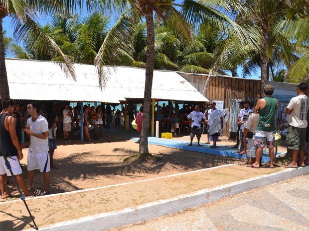 Proprietário do bar pede para ficar mais seis meses na orla de Intermares, até que obra do outro lado da rua seja finalizada (Foto: Walter Paparazzo/G1)