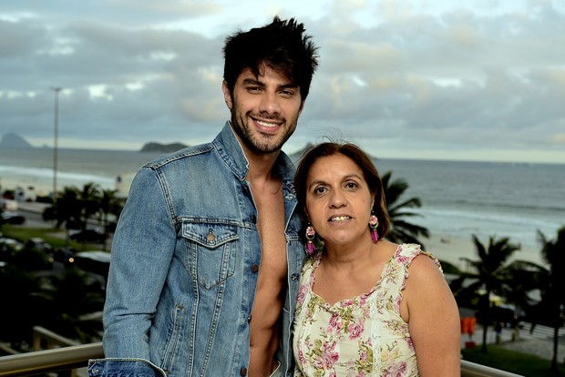 Renan Oliveira com a mãe, Carmen (Foto: Roberto Teixeira/EGO)