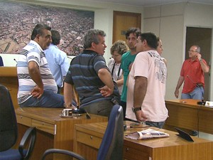 Vereadores de Sertãozinho aguardam fim do protesto para iniciar a sessão na última segunda-feira (10). (Foto: César Tadeu/EPTV)