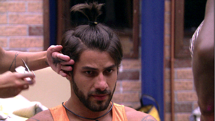 Renan corte cabelo 15_02 (Foto: TV Globo)