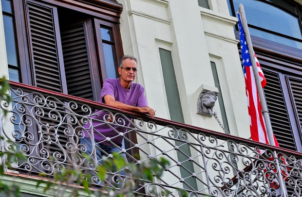 Turistas na varanda de um hotel em Cuba (Foto: Yamil Lage/AFP)