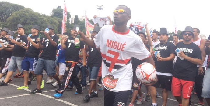 "Dublê" de Michel Bastos chama a atenção em protesto da torcida (Foto: Marcelo Hazan)