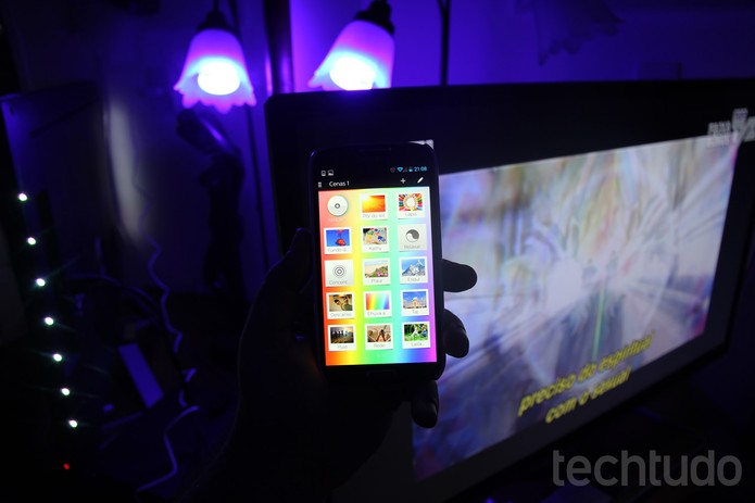 Philips Hue em sincronização com o Ambilight+Hue apresentou um pequeno delay nos testes (Foto: Rodrigo Bastos/TechTudo) Philips Hue em sincronização com o Ambilight+Hue apresentou um pequeno delay nos testes (Foto: Rodrigo Bastos/TechTudo)