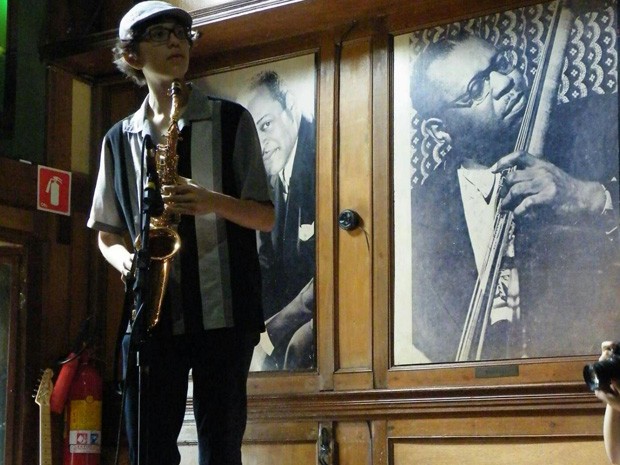 Mathias tocando saxofone e uma de suas bandas (Foto: Arquivo Pessoal)