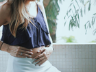 Rubia Baricelli posta foto acariciando barriguinha da gravidez