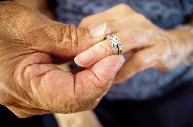 Ofelia Kirker recuperou seu anel de casamento que tinha perdido havia 30 ano (Foto: Jett Lowe/Las Cruces Sun-News/AP)