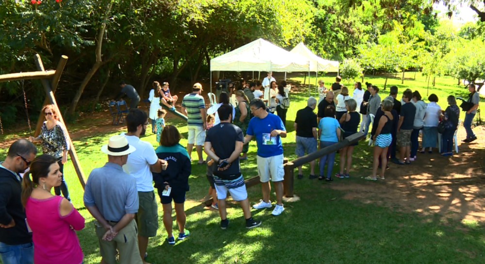 Campanha em Sousas, distrito de Campinas, atraiu fila de moradores para a vacinação (Foto: Reprodução EPTV)