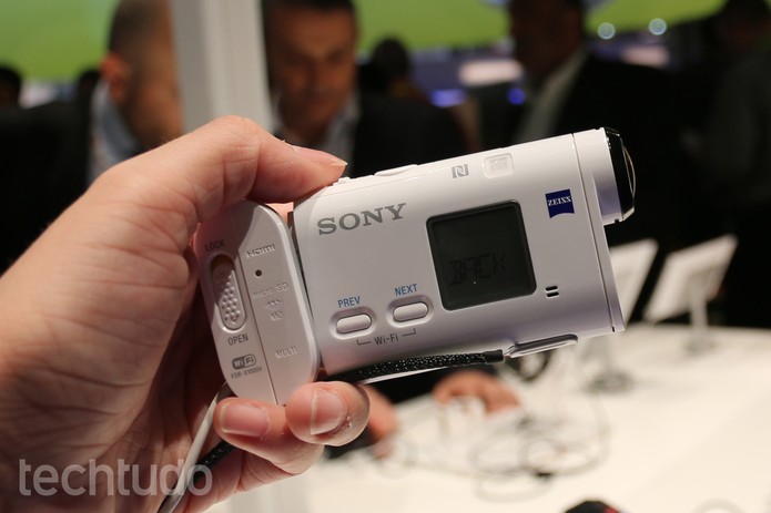 A Sony FDR-X100V aceita cartões microSD e possui entrada microHDMI (Foto: Isadora Díaz/TechTudo)