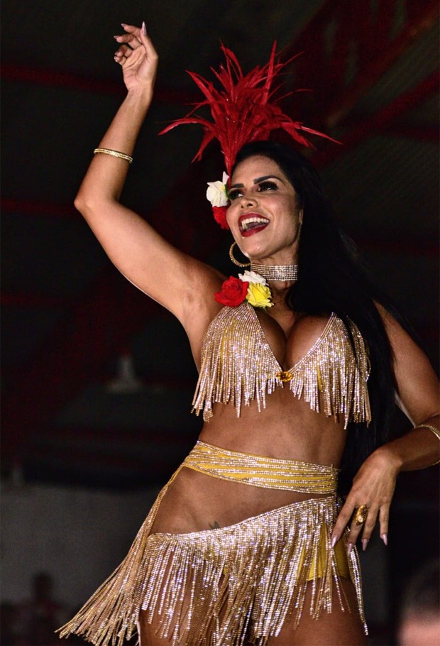 Raissa Machado, rainha de bateria da Viradouro, e Seu Arídio, guardião da Bateria Furacão Vermelho (Foto: Carlos Papacena / Divulgação) Raissa Machado, rainha de bateria da Viradouro, e Seu Arídio, guardião da Bateria Furacão Vermelho (Foto: Carlos Papacena / Divulgação)