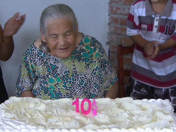 Idosa de Taubaté comemora 105 anos com festa para a família (Foto: Reprodução/ TV Vanguarda)