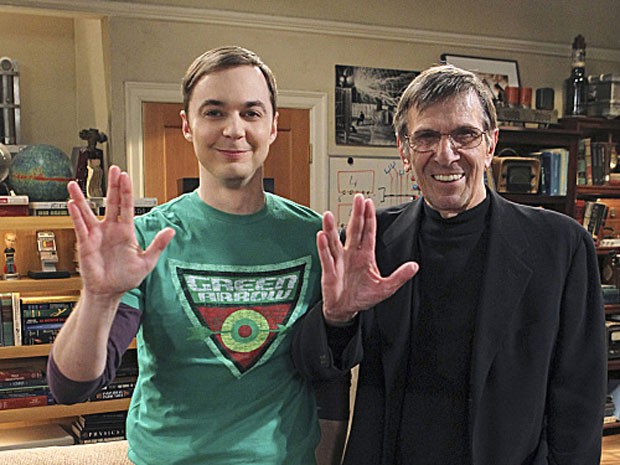 Leonard Nimoy, conhecido pelo papel de Spock em 'Jornada nas estrelas', divulga foto ao lado de Jim Parsons, o Sheldon de 'The Big Bang Theory' (Foto: Reprodução/Twitter )