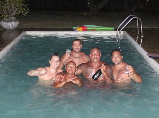Alexandre Frota com amigos na piscina de sua casa na Barra da Tijuca, Zona Oeste do Rio (Foto: Rodrigo dos Anjos/ Ag. News)