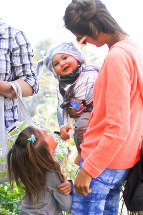Alessandra Ambrósio com os filhos Anja e Noah em Los Angeles, nos Estados Unidos (Foto: X17/ Agência)