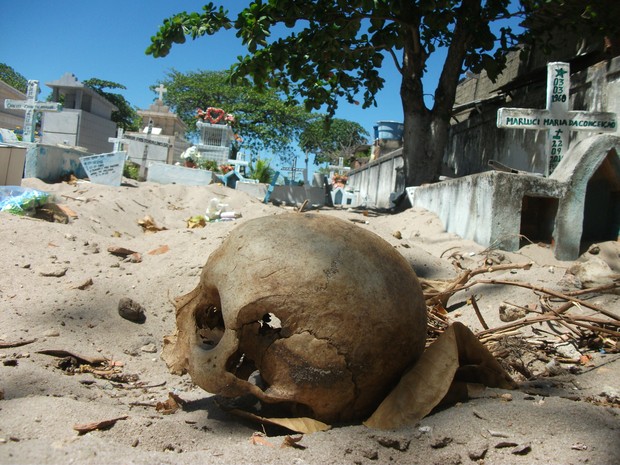 Crânio exposto é flagrado no cemitério público São José, no bairro do Trapiche (Foto: Waldson Costa/G1)
