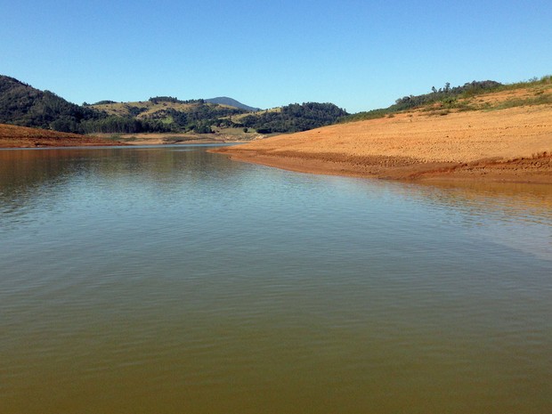 Segundo funcionário da marina que usa a Represa Jaguari-Jacareí, em Piracaia, nível original do volume morto estava acima da área com vegetação, à direita da imagem (Foto: Ana Carolina Moreno/G1)