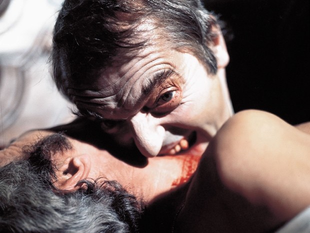 Trecho de 'Drácula contra Frankenstein'; no filme, doutor doutor Frankenstein ressuscita o vampiro com o sangue d euma cantora (Foto: Divulgação)