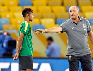 Felipão e Neymar treino reconhecimento Maracanã (Foto: Reuters)