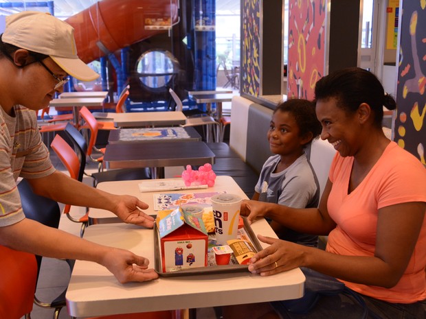 Ernani Alvim de Jesus é atendente em uma rede de fast food há três anos em Mogi das Cruzes (Foto: Jamile Santana/G1)