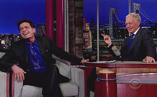 Charlie Sheen dá entrevista para David Letterman (Foto: CBS)