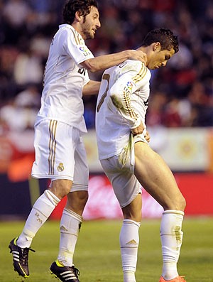 Cristano Ronaldo comemora gol do Real Madrid contra o Osasuna (Foto: AFP)