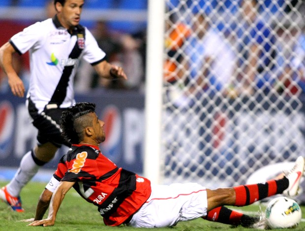 Léo Moura na partida do Flamengo contra o Vasco (Foto: Guilherme Pinto / Ag. O Globo)
