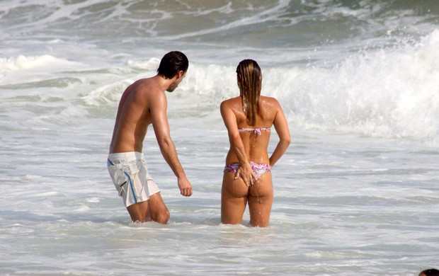 Priscila Fantin com o marido na praia do Leblon (Foto: J. Humberto / AgNews)