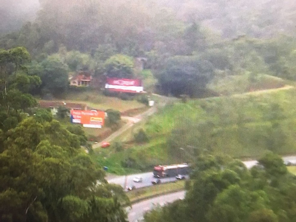 Área próxima à queda do helicóptero em São Lourenço da Serra (Foto: Reprodução/Tv Globo)