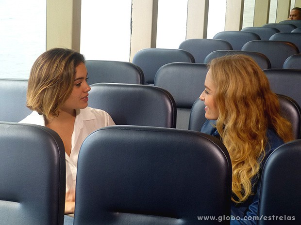 Sophie Charlotte e Angélica conversam na barca (Foto: Estrelas / TV Globo)