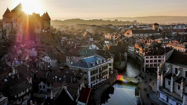 Imagem terceira colocada no concurso de fotos tiradas por drones, promovida pelo site 'Dronestagram', mostra casas da comuna francesa de Annecy. (Foto: Divulgação/Dronestagram)