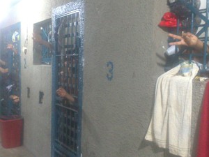 Presos da Casa de Custódia se rebelaram após chegada de 31 detentos (Foto: Dulce Melo/Rádio Gazeta)
