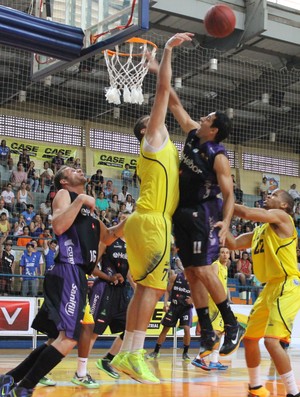 LSB x Mogi das Cruzes - NBB 6 (Foto: Guilherme Peixinho)