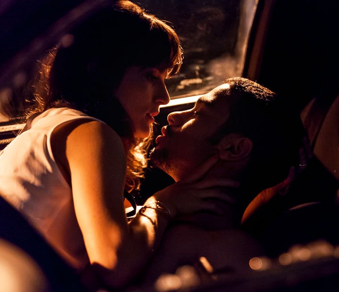 Sofia e Jacaré têm noite quente em carro roubado (Foto: Artur Meninea/Gshow)