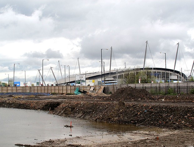 Terreno onde manchester City vai construir CT com estádio ao fundo (Foto: Cahê Mota / Globoesporte.com)