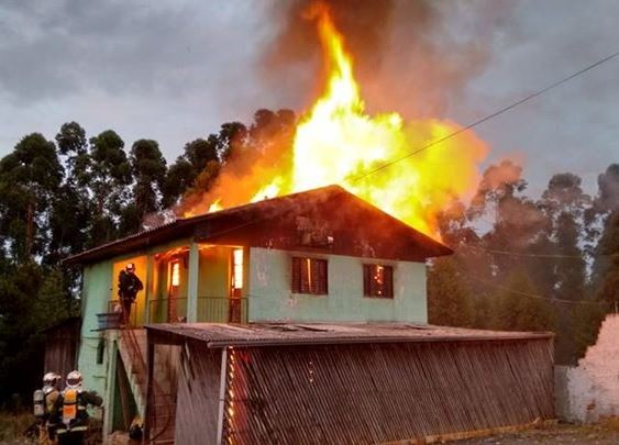 Casa noturna foi incendiada na manhã desta terça-feira em Concórdia. (Foto: Sandro Devens/Atual FM)