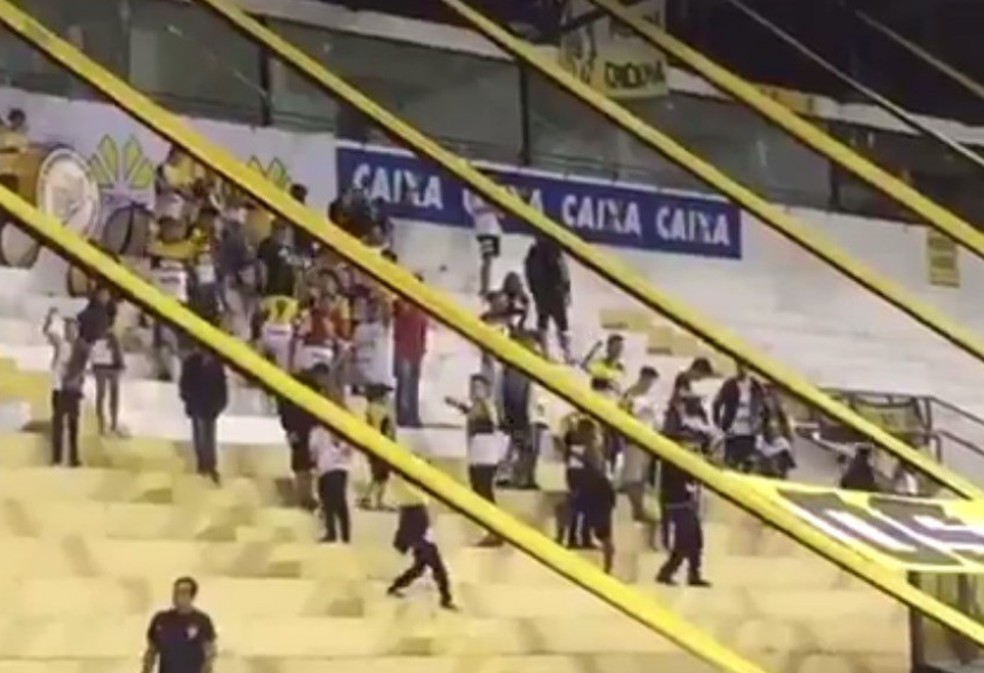 Pequena parte da torcida do Criciúma relembrou acidente aéreo em provocação durante jogo do Catarinens  (Foto: Reprodução)