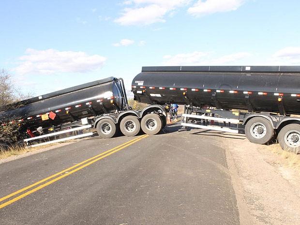 Veículo ficou atravessado na BR-030 (Foto: Wilker Porto / Brumado Agora)