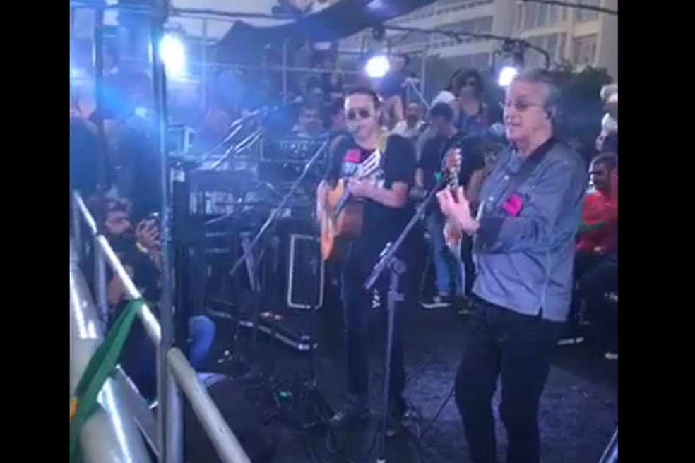 Caetano se apresenta em ato pedindo 'Diretas Já' em Copacabana' (Foto: Reprodução/Facebook oficial Marcelo Freixo)