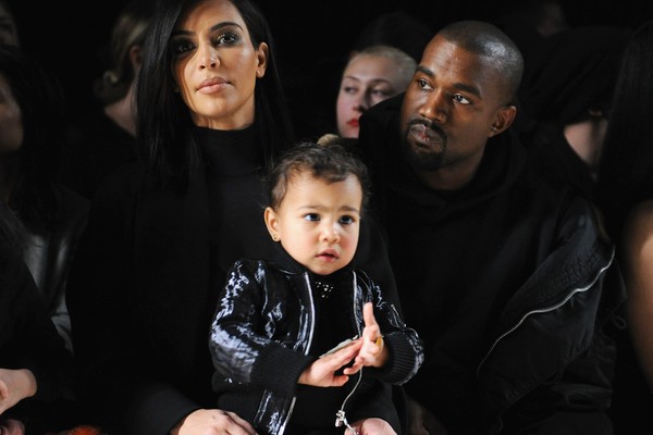 Kanye West, Kim Kardashian e North West em um desfile (Foto: Getty Images)