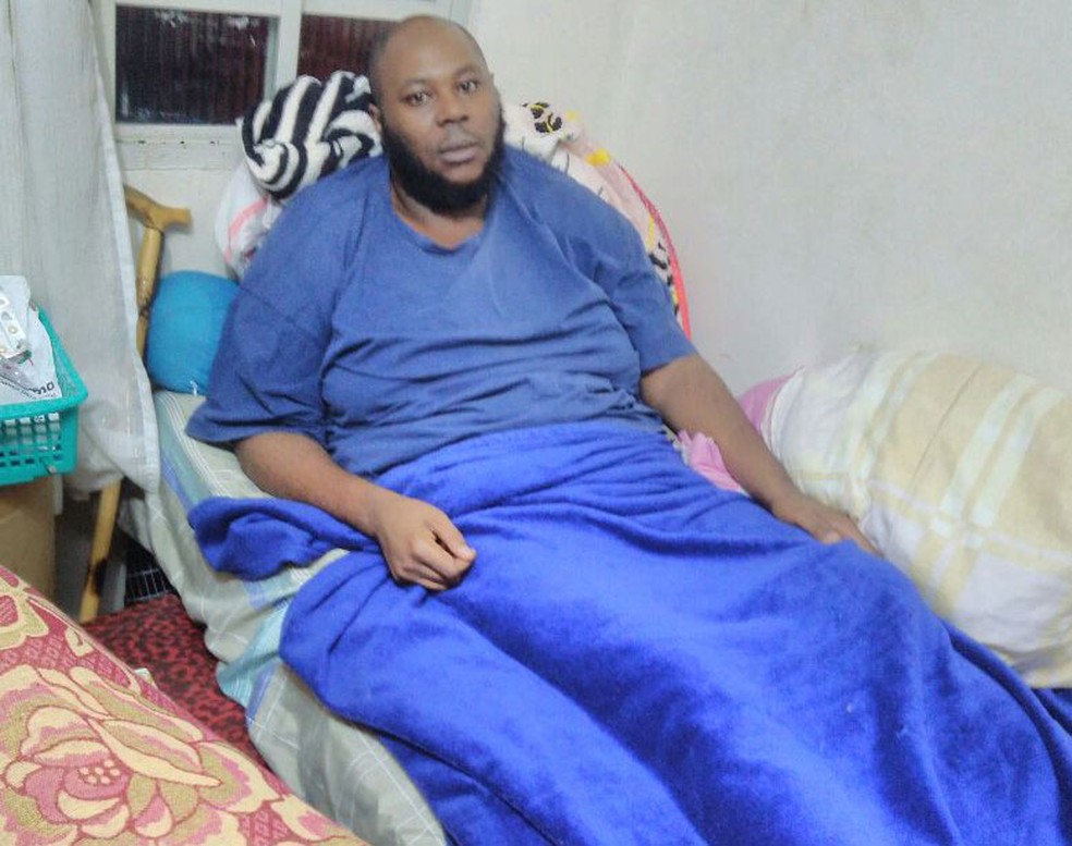 Diogo não consegue mais andar devido às fortes dores causadas pela infecção na prótese (Foto: Diogo Oliveira/Arquivo Pessoal)