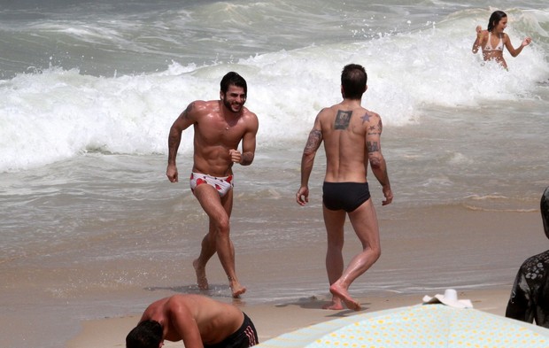 Marc Jacobs e o namorado em Ipanema (Foto: Wallace Barbosa/AgNews)