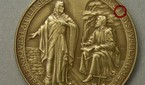 Medalha do Papa Francisco erra o nome de Jesus