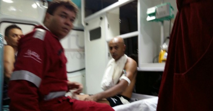 Árbitros foram agredidos e levados para o hospital (Foto: Lucas Ferreira/TV Anhanguera)