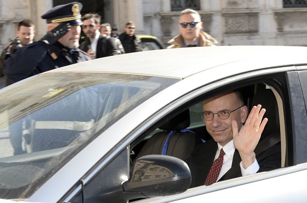 Enrico Letta chega ao palácio do governo italiano para entregar sua renúncia como primeiro-ministro nesta sexta-feira (14) (Foto: Andreas Solaro/AFP)