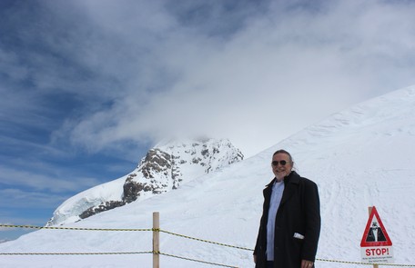 José de Abreu visitou os alpes suíços. Em 'Joia rara", seu personagem terá estudado no país antes de se mus=dar para o Brasil Arquivo pessoal